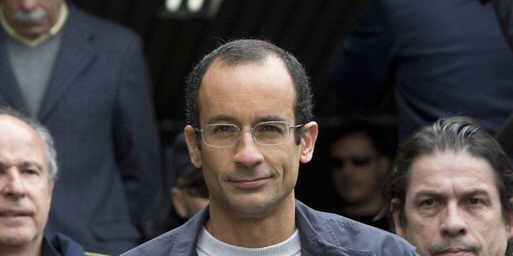 Marcelo Odebrecht (M), der Bauunternehmer im Zentrum der grössten Korruptionsaffäre in Brasiliens Geschichte, ist aus dem Gefängnis entlassen worden. Er soll die restlichen siebeneinhalb Jahre seiner Strafe im Hausarrest verbringen.(Archivbild)