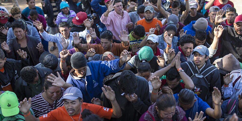 Zentralamerikanische Migranten beim Gebet in der mexikanischen Grenzstadt Tijuana: Sie hoffen auf ein besseres Leben in den USA.