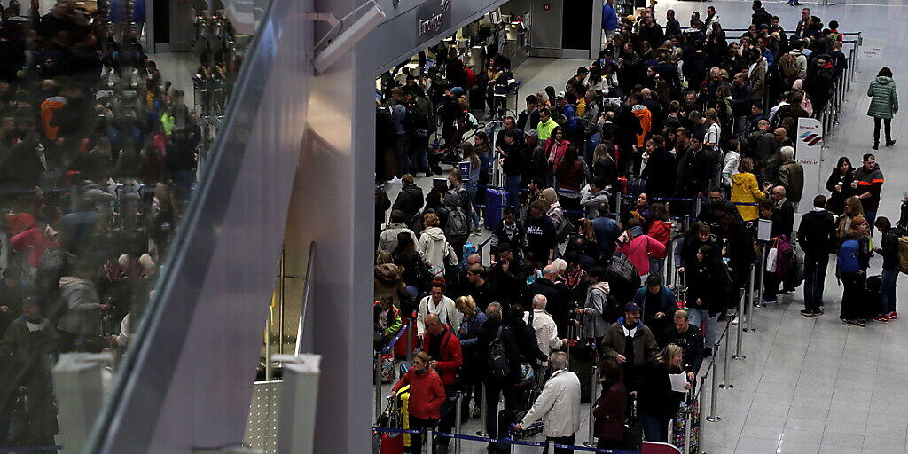 Vorerst ist der Streik bei Lufthansa und Eurowings vorbei: Passagiere am Flughafen Düsseldorf am Sonntag, den 20. Oktober (Archivbild). Vorerst ist der Streik bei Lufthansa und Eurowings vorbei: Passagiere am Flughafen Düsseldorf am Sonntag, den 20. Oktober (Archivbild).
