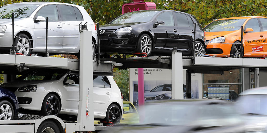 Neue Autos drängen auf die Strassen: Dank tieferen Preisen schlagen die Käufer seit Anfang Jahr kräftig zu. (Archiv) Neue Autos drängen auf die Strassen: Dank tieferen Preisen schlagen die Käufer seit Anfang Jahr kräftig zu. (Archiv)