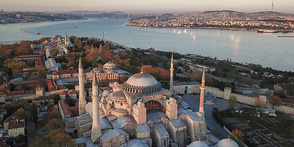 ARCHIV - Eine Luftaufnahme der Hagia Sophia, eine der wichtigsten Touristenattraktionen im historischen Istanbuler Stadtteil Sultanahmet. Foto: -/AP/dpa