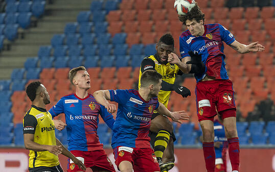 Voller Einsatz f&uuml;r den FCB: Timm Klose kl&auml;rt den Ball vor Jean-Pierre Nsame