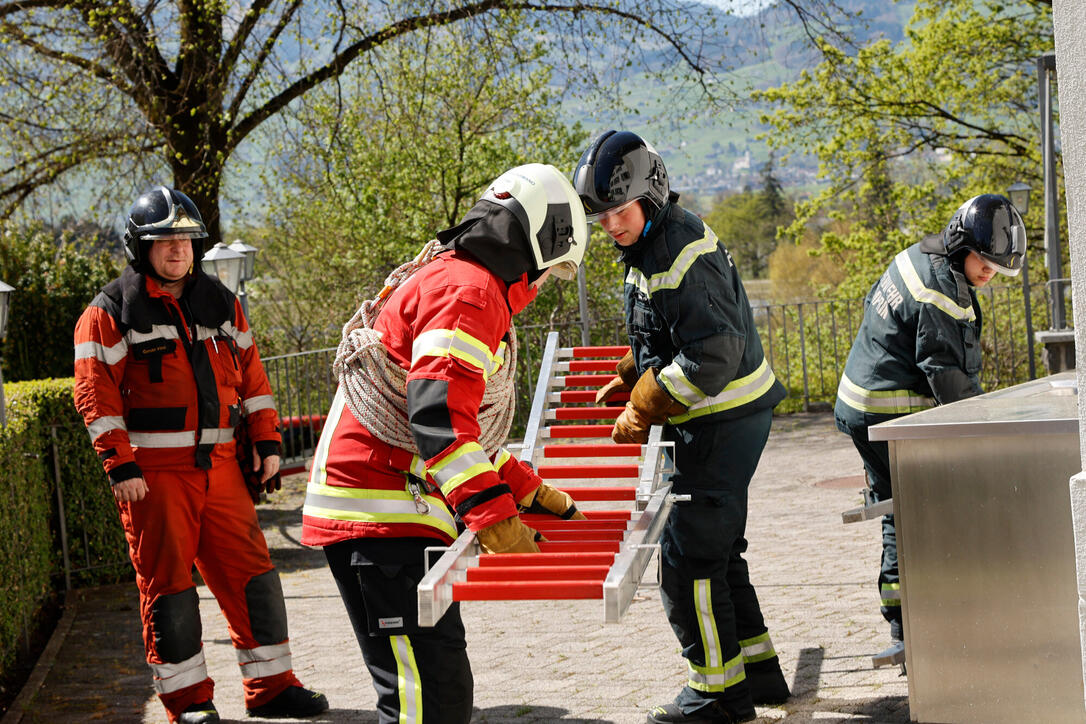 Schluss&uuml;bung beim Kurs f&uuml;r neue Feuerwehrleute beim "Restaurant L&ouml;wen&raquo; in Gamprin-Bendern.