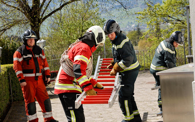 Schluss&uuml;bung beim Kurs f&uuml;r neue Feuerwehrleute beim "Restaurant L&ouml;wen&raquo; in Gamprin-Bendern.