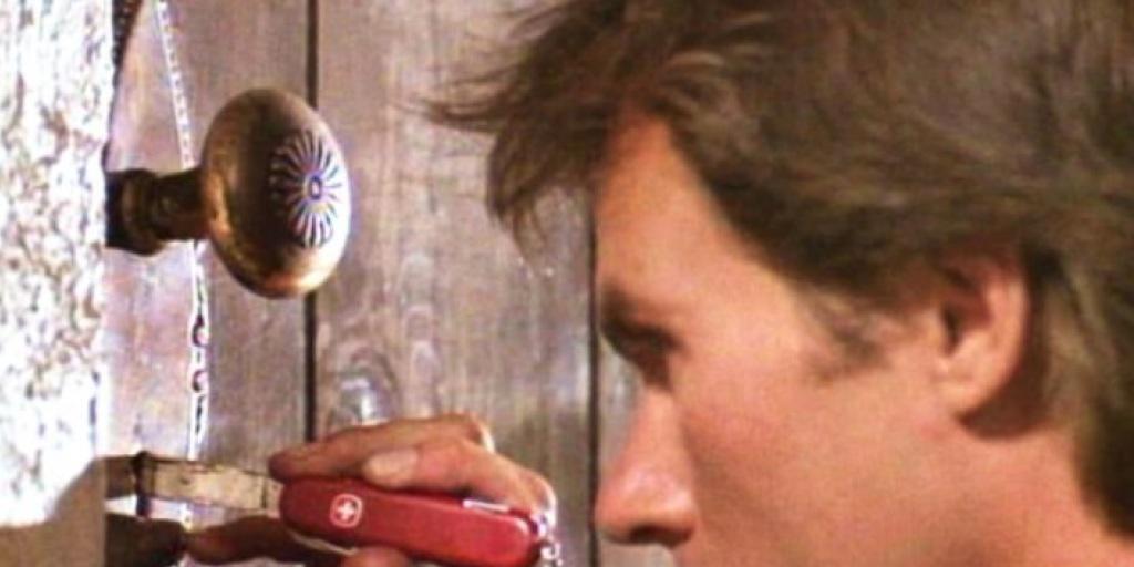 Richard Dean Anderson alias MacGyver mit seinem Schweizer Sackmesser, das ihm immer wieder gute Dienste leistet. Nun soll die TV-Serie für Fernsehen und Leinwand wiederbelebt werden (CBS Photo Archive).