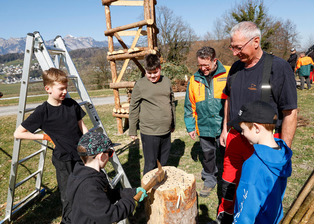 Kinder bauen Funken in Schaanwald