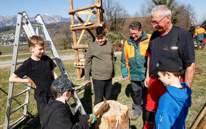 Kinder bauen Funken in Schaanwald