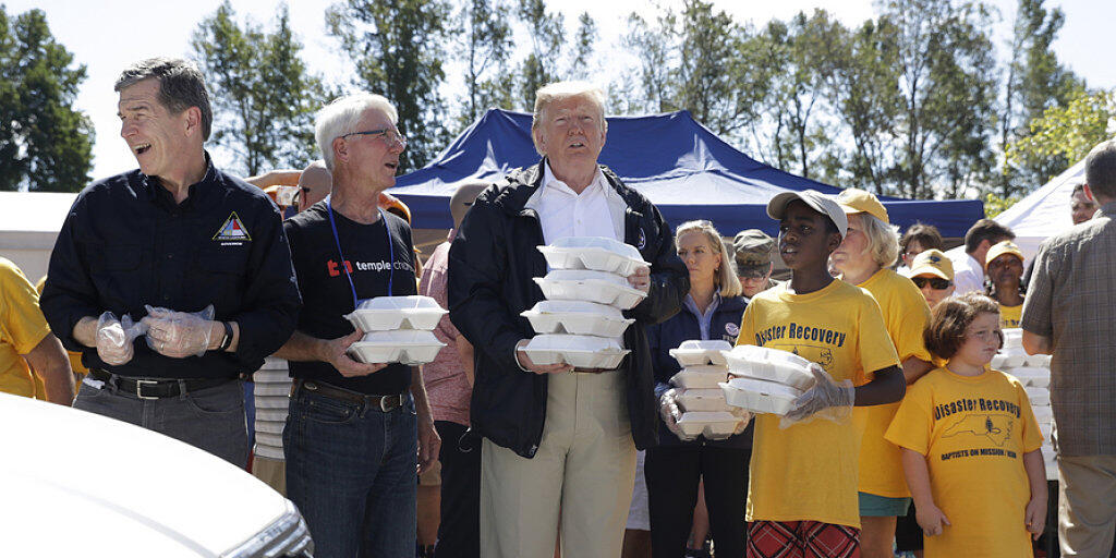 Donald Trump am Mittwoch in North Carolina beim Verteilen von Lebensmitteln an Unwettergeschädigte.