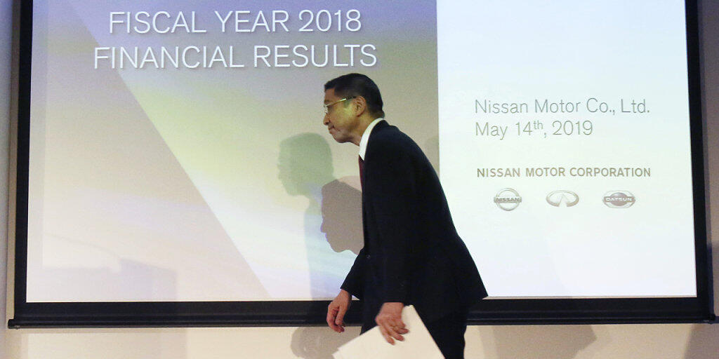 Nissan-Chef Hiroto Saikawa muss an der Bilanz-Medienkonferenz eine Halbierung des Gewinns bekanntgeben.