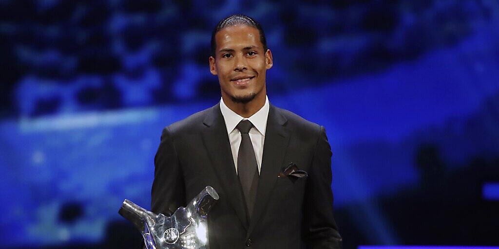 Virgil van Dijk mit seinen Trophäen: als bester Spieler und bester Verteidiger Virgil van Dijk mit seinen Trophäen: als bester Spieler und bester Verteidiger