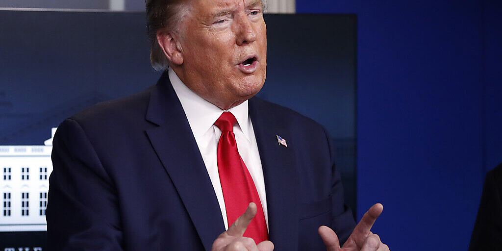US-Präsident Donald Trump hat den US-Einreisestopp für Personen aus dem Schengenraum angesichts der Coronavirus-Krise verlängert. US-Präsident Donald Trump hat den US-Einreisestopp für Personen aus dem Schengenraum angesichts der Coronavirus-Krise verlängert.