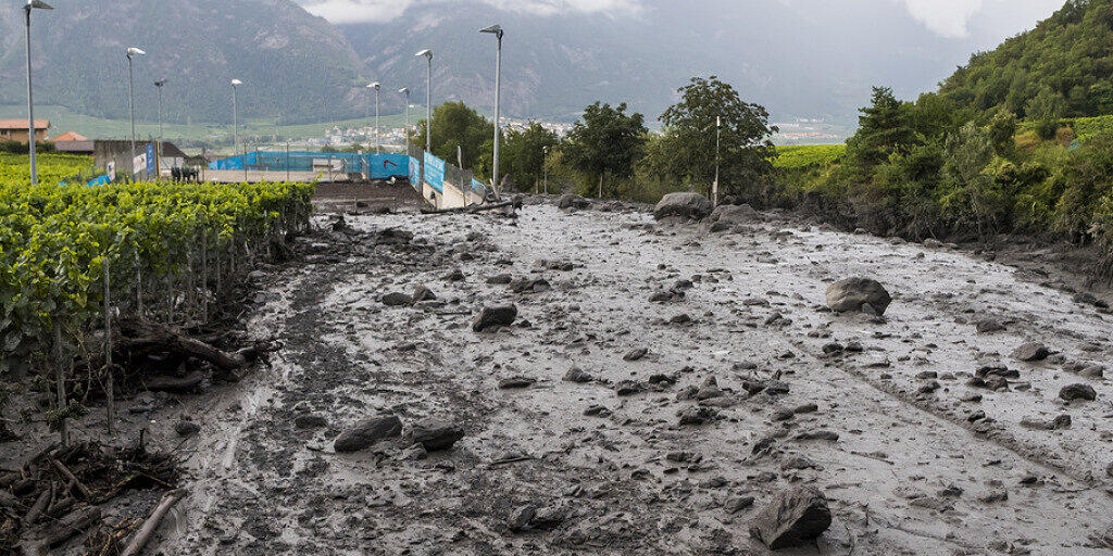 Eine gewaltige Schlammlawine wälzte sich am 12. August 2019 bei Chamoson ins Tal. (Archivbild)