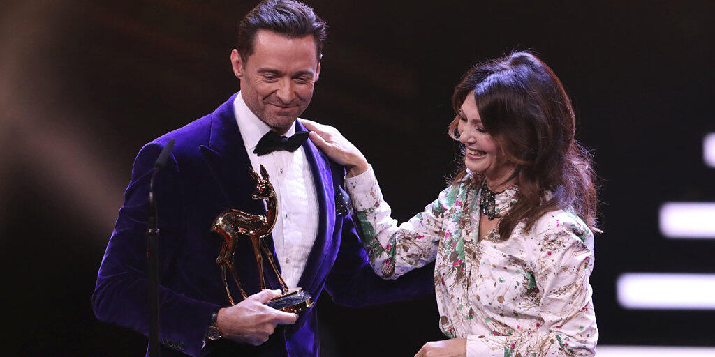 Bei der Bambi-Verleihung in Berlin: Der australische Schauspieler Hugh Jackman erhielt die erste Trophäe des Abends von der deutschen Schauspielerin Iris Berben überreicht.