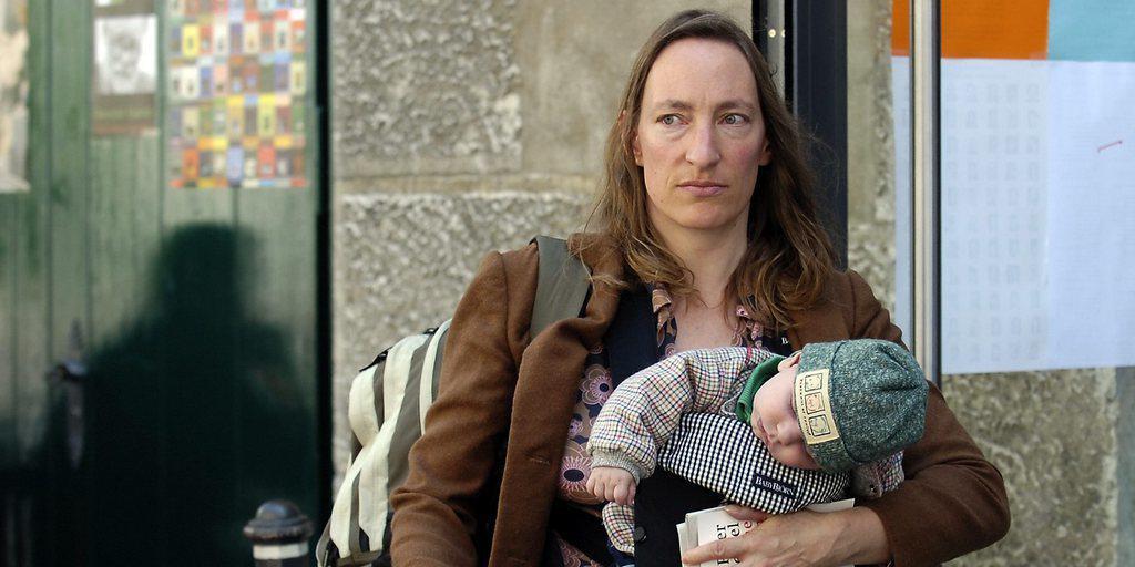 Ruth Schweikert und ihr fünfter und jüngster Sohn 2007 bei den Solothurner Literaturtagen. Der Kleine ist mittlerweile neun und zieht zusammen mit der Mutter nach Frankfurt, wo Schweikert für ein Jahr Stadtschreiberin ist (Archiv).
