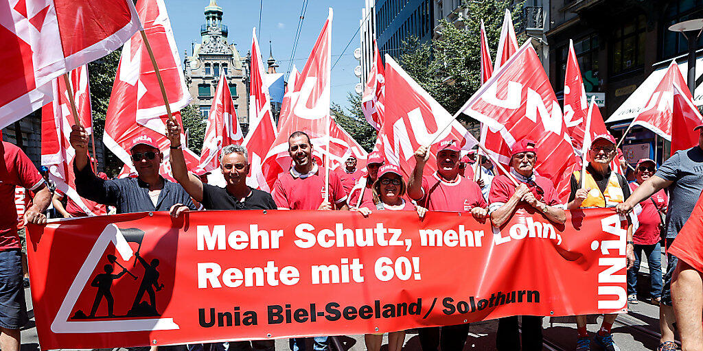 Aus der ganzen Schweiz sind mehrere tausend Bauarbeiter am Samstag nach Zürich gereist, um unter anderem für die Rente mit 60 zu demonstrieren.