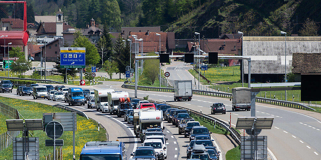Der Rückreiseverkehr in Richtung Norden staute sich auf der Autobahn A2 vor dem Südportal des Gotthard-Tunnels am Donnerstagnachmittag bis auf 11 Kilometer. (Archivbild)