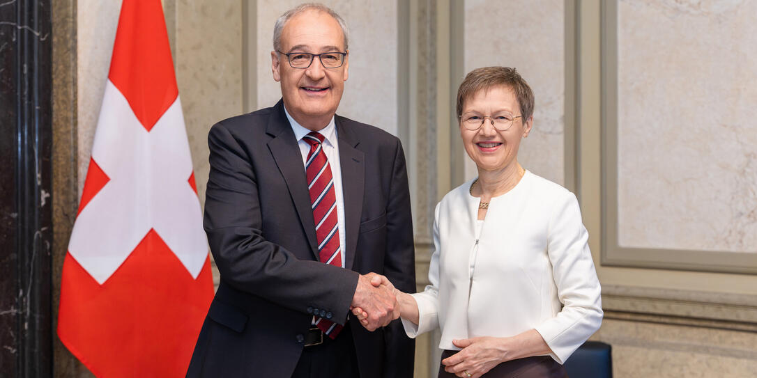 Bundespr&auml;sident Guy Parmelin (l.) begr&uuml;sst Regierungschefin Brigitte Haas (r.) in Bern.