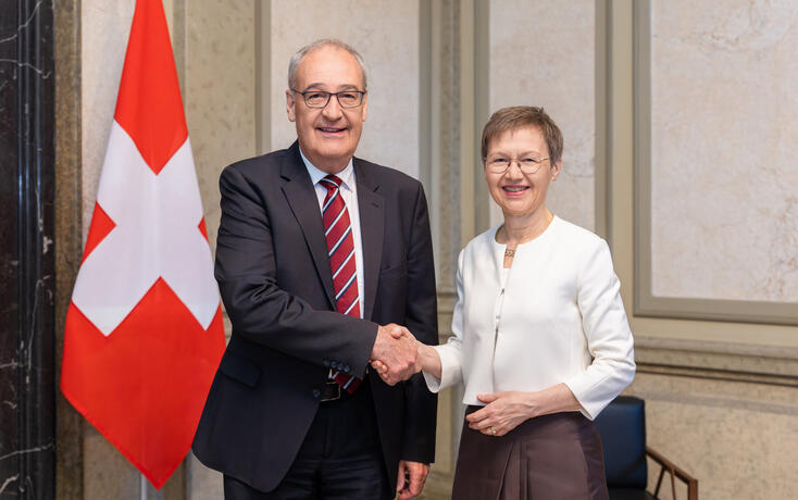 Bundespr&auml;sident Guy Parmelin (l.) begr&uuml;sst Regierungschefin Brigitte Haas (r.) in Bern.