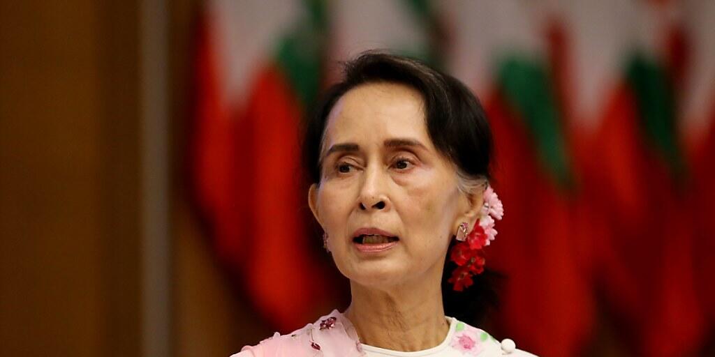 Auf das Haus der Friedensnobelpreisträgerin Aung San Suu Kyi ist am Donnerstag ein Brandanschlag verübt worden. Die faktische Regierungschefin steht wegen des brutalen Vorgehens gegen die muslimische Minderheit der Rohingya in der Kritik. (Archivbild)