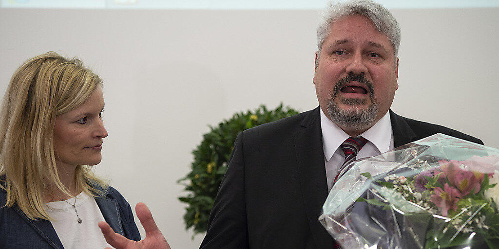 Das Winterthurer Stadtpräsidium bleibt in bürgerlicher Hand: CVP-Stadtpräsident Michael Künzle kurz nach Bekanntgabe des Wahlergebnisses. Neben ihm die unterlegene Konkurrentin Yvonne Beutler (SP).