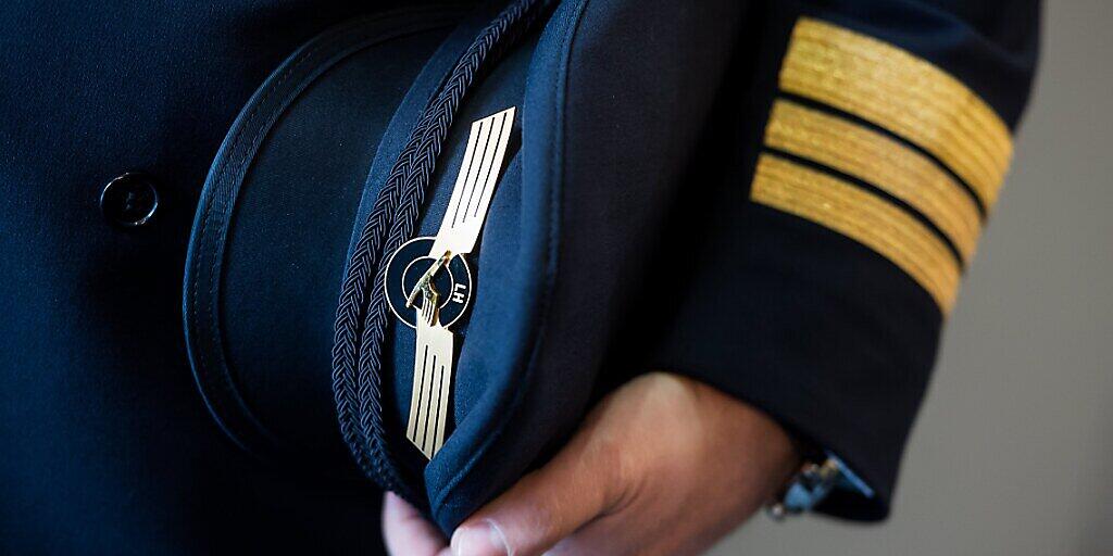 Die Gewerkschaft der Lufthansa-Piloten hat sich vorerst mit der Konzernführung geeinigt: Ihnen wird vorerst nicht gekündigt. (Symbolbild)