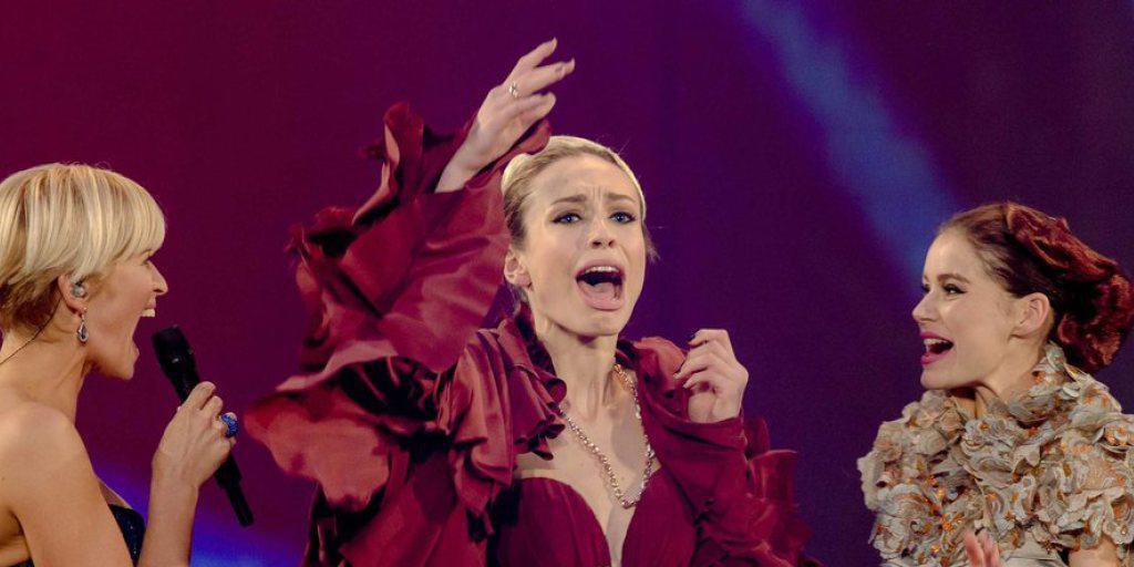 Die 20-jährige Loiza Lamers (Mitte) jubelt beim Finale von "Holland's Next Top Model" am Montagabend.