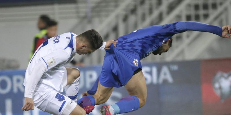 (K)ein Halten: Kosovos Milot Rashica (li.) kann Kroatiens Mateo Covacic nicht bremsen (K)ein Halten: Kosovos Milot Rashica (li.) kann Kroatiens Mateo Covacic nicht bremsen