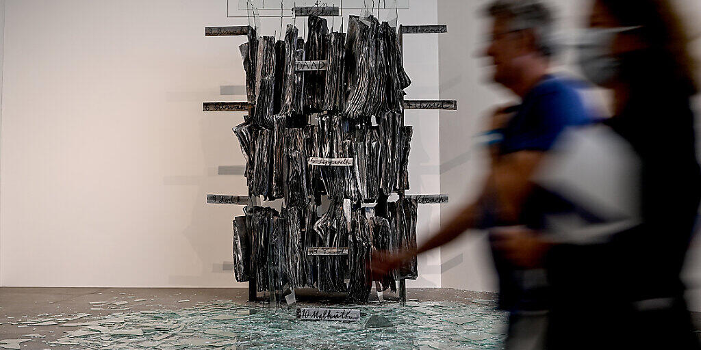 Besucher gehen in der neuen Dauerausstellung J&uuml;dische Geschichte und Gegenwart in Deutschland" im Liebeskind-Bau des J&uuml;dischen Museums durch den Themenraum "Kabbala". Foto: Britta Pedersen/dpa-Zentralbild/dpa - ACHTUNG: Nur zur redaktionellen Verwendung im Zusammenhang mit einer Berichterstattung &uuml;ber Dauerausstellung &laquo;J&uuml;dische Geschichte und Gegenwart in Deutschland&raquo; und nur mit vollst&auml;ndiger Nennung des vorstehenden Credits