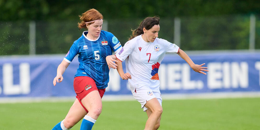 Lena Göppel (l.) erzielte bei ihrem Debüt in der 69. Minute ihr erstes Tor für den FC Basel.