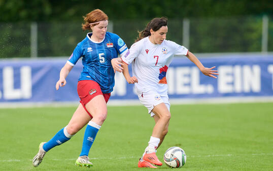 Lena G&ouml;ppel (l.) erzielte bei ihrem Deb&uuml;t in der 69. Minute ihr erstes Tor f&uuml;r den FC Basel.