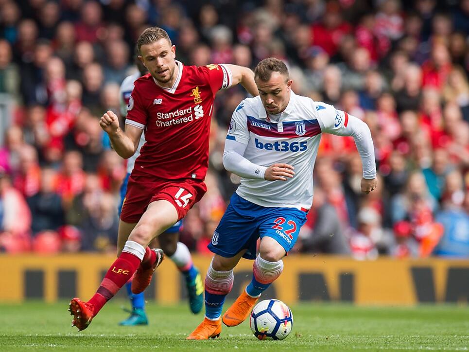 Xherdan Shaqiri (rechts) in einem Spiel mit Stoke City gegen Liverpool. Künftig trägt er selbst das Trikot der Reds