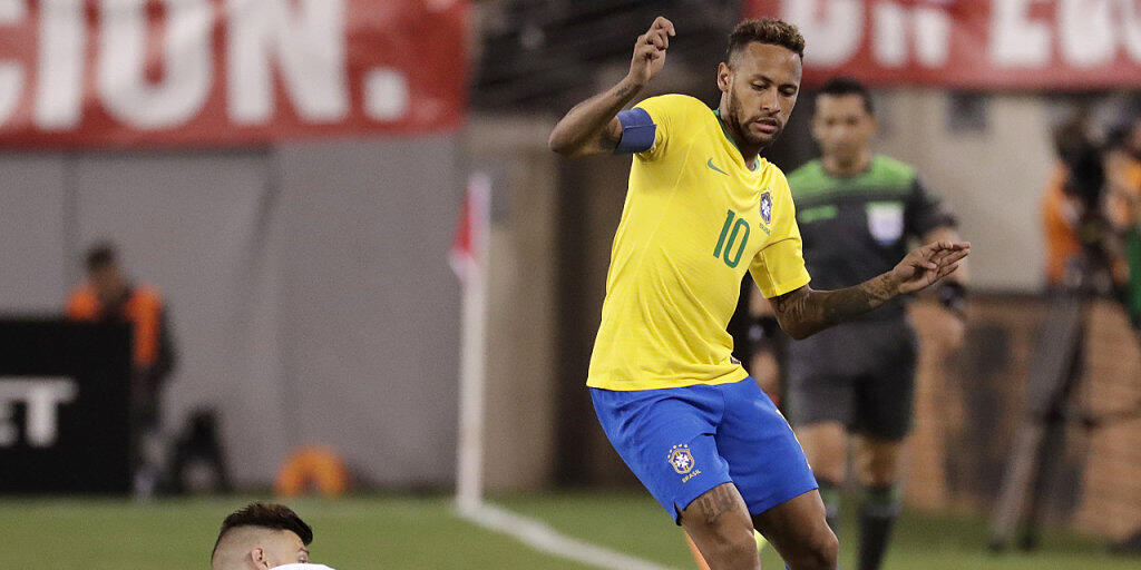 Neymar (am Ball) traf im ersten Nach-WM-Testspiel von Brasilien gegen die USA