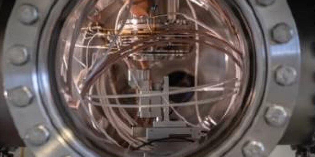 Das Massenspektrometer "Origin" ist eine bahnbrechende Entwicklung einer Forschergruppe von der Uni Bern. Es kann mit beispielloser Präzision die Anwesenheit von Aminosäuren nachweisen, den Bausteinen des Lebens. In 5 Jahren geht's zum Test in die Arktis, in 10 zum Eismond Europa. (zVg Uni Bern) Das Massenspektrometer "Origin" ist eine bahnbrechende Entwicklung einer Forschergruppe von der Uni Bern. Es kann mit beispielloser Präzision die Anwesenheit von Aminosäuren nachweisen, den Bausteinen des Lebens. In 5 Jahren geht's zum Test in die Arktis, in 10 zum Eismond Europa. (zVg Uni Bern)
