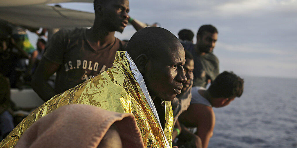 Bei elf Rettungsaktionen werden am Dienstag rund 1400 Boots-Flüchtlinge aus dem Mittelmeer gerettet. (Symbolbild)