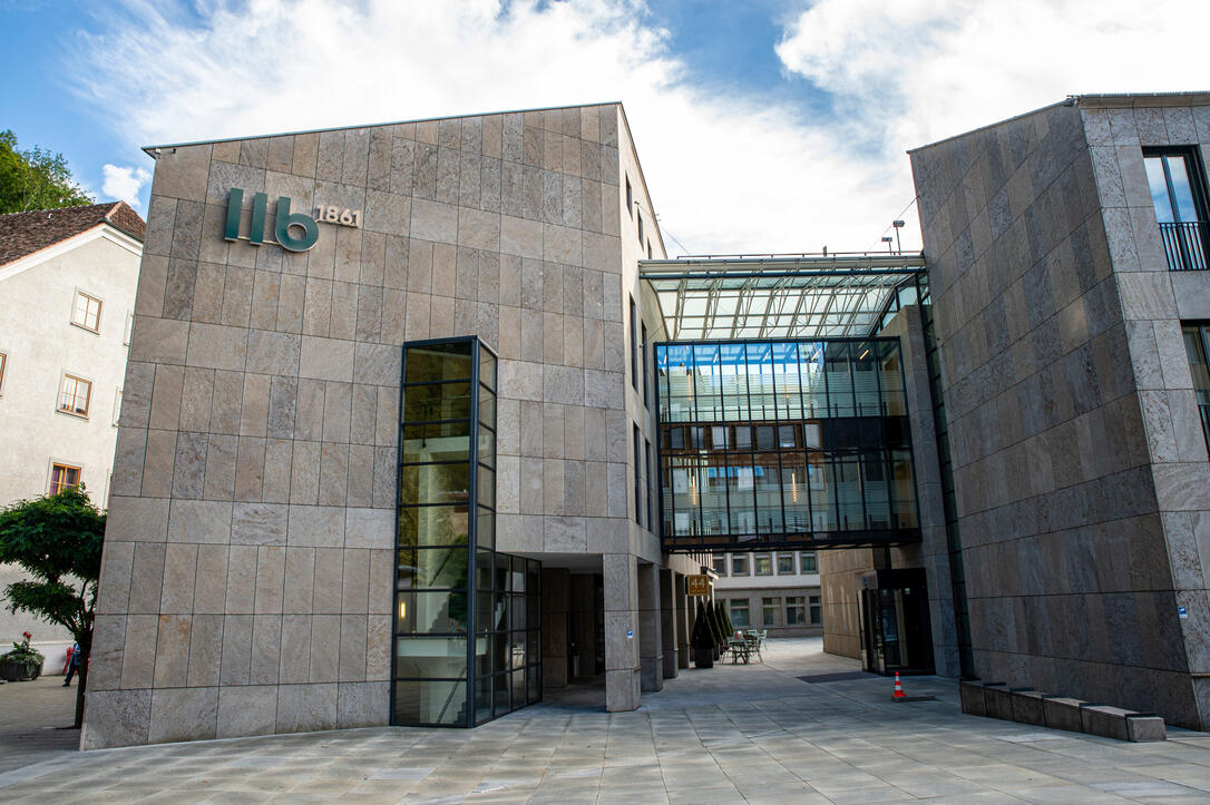 LLB wechselt ihr Logo am Hauptsitz, Vaduz