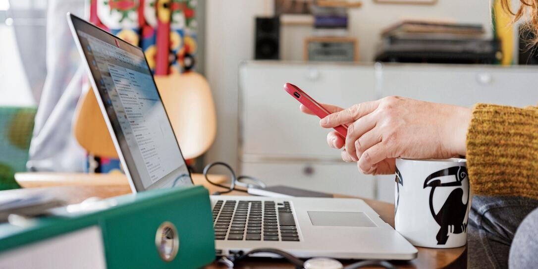 HOMEOFFICE, HOMEOFFICE, LAPTOP, ARBEITEN, ZU HAUSE, ZUHAUSE, WOHNUNG, WOHNZIMMER, TASSE, ORDNER, ARBEITSPLATZ, HANDY, NATEL, MOBILTELEFON, SMARTPHONE, TELEFON, HOMEOFFICE, HOMEOFFICE, LAPTOP, ARBEITEN, ZU HAUSE, ZUHAUSE, WOHNUNG, WOHNZIMMER, TASSE, ORDNER, ARBEITSPLATZ, HANDY, NATEL, MOBILTELEFON, SMARTPHONE, TELEFON,
