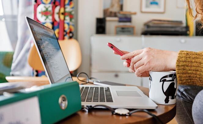 HOMEOFFICE, HOMEOFFICE, LAPTOP, ARBEITEN, ZU HAUSE, ZUHAUSE, WOHNUNG, WOHNZIMMER,  TASSE,  ORDNER,  ARBEITSPLATZ, HANDY, NATEL, MOBILTELEFON, SMARTPHONE, TELEFON,