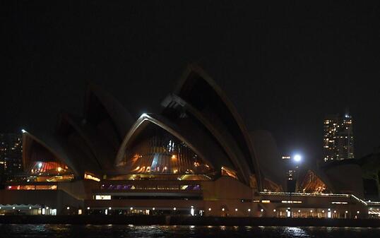 Das Opernhaus von Sydney für einmal ohne Beleuchtung: Während der "Earth Hour" vom Samstagabend von 20.30 Uhr bis 21.30 Uhr löschen zahlreiche Wahrzeichen ihre Lichter, um auf den Klimaschutz aufmerksam zu machen.