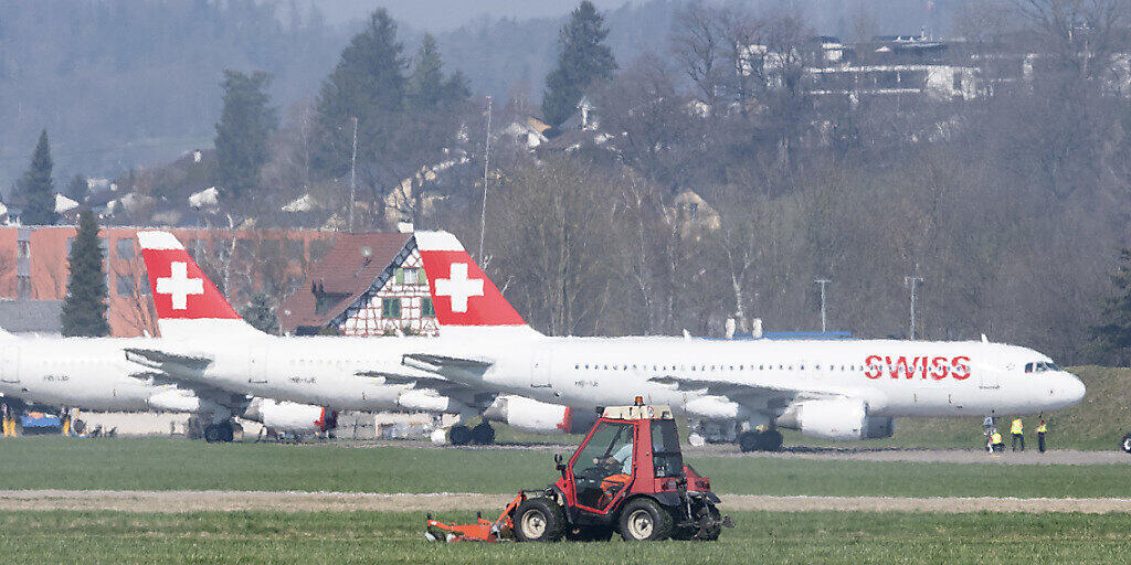 Weil sie am Boden bleiben: Die Post stellt den Versand ins Ausland wegen fehlender Flugkapazitäten grösstenteils ein.