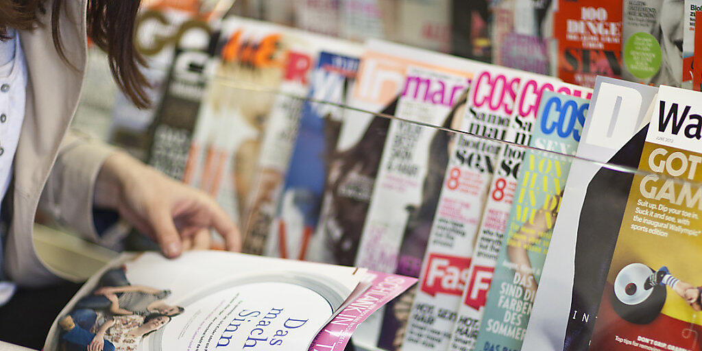 Zeitschriften kosten in der Schweiz im Schnitt rund 50 Prozent mehr als im Nachbarland Deutschland. (Archivbild)