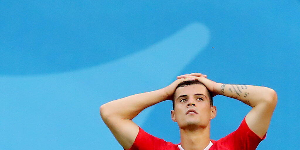 Einige Schweizer Fussball-Spieler wie Granit Xhaka sollen laut Meldungen von Sonntagszeitungen entgegen öffentlichen Äusserungen gar keine Doppelbürger sein. (Archivbild)