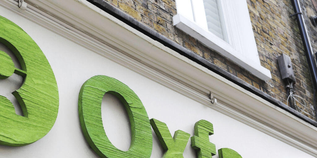 Für die Hilfsorganisation Oxfam Grossbritannien hat ein Sex-Skandal in ihren Reihen auch finanzielle Folgen: Oxfam hat nun weniger Geld, um Bedürftigen zu helfen.