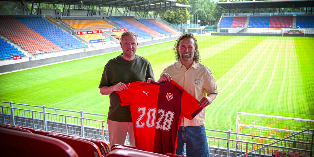 Marc Schneider (l.) und Pascal Cerrone (r.) bleiben auch in der kommenden Saison an der Seitenlinie des FC Vaduz.