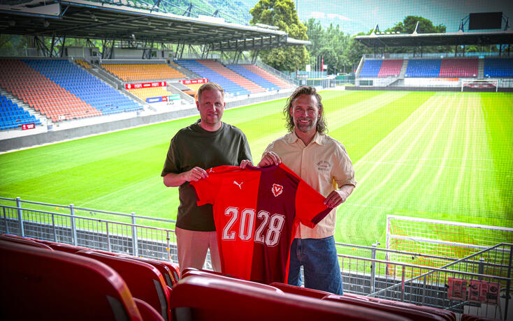 Marc Schneider (l.) und Pascal Cerrone (r.) bleiben auch in der kommenden Saison an der Seitenlinie des FC Vaduz.