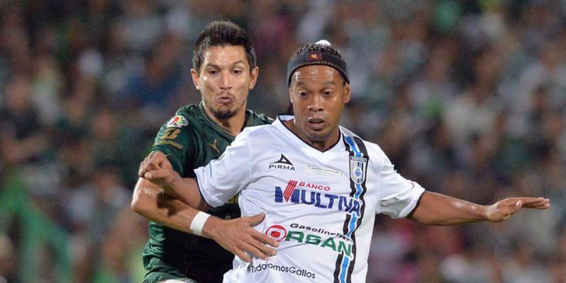Von Mexiko zurück nach Brasilien: Ronaldinho (rechts) Von Mexiko zurück nach Brasilien: Ronaldinho (rechts)