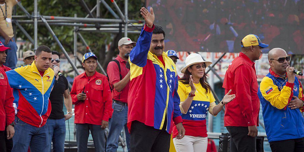 Der Präsident Venezuelas Nicolas Maduro bei seiner Wahlkampf-Schlussveranstaltung. In seiner Rede warnte er vor dem "Ende der bolivarischen Revolution" in seinem Land. Laut Umfragen müssen die Sozialisten in Venezuela zum ersten Mal seit 16 Jahren um ihre Mehrheit bangen.