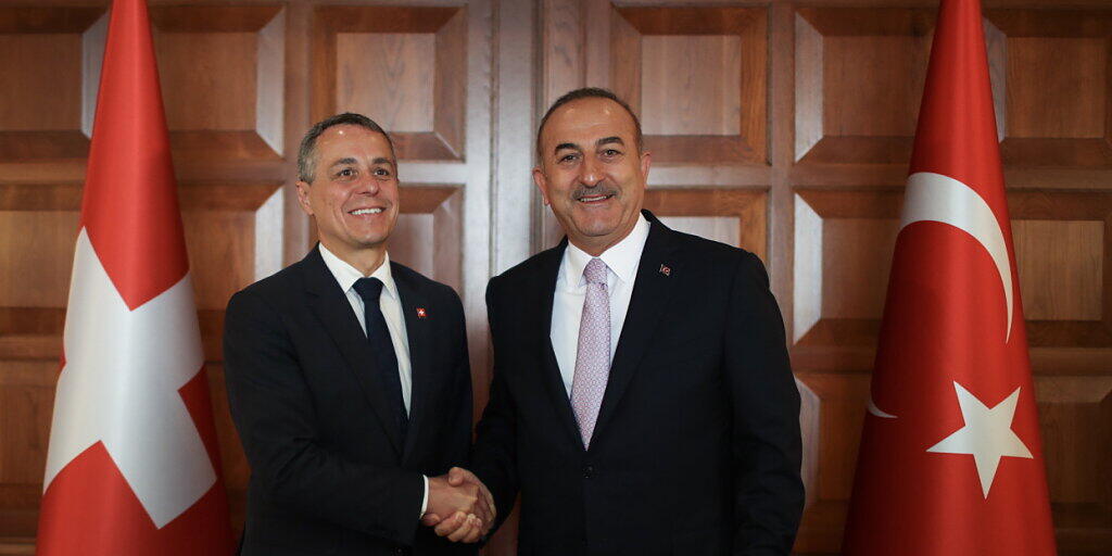Aussenminister Ignazio Cassis (l) und sein türkischer Amtskollege Mevlüt Çavu&#351;o&#287;lu zeigen sich nach ihrem Gespräch in Ankara zufrieden.
