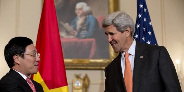 Vietnam-Veteran Kerry mit Aussenminister Pham Binh Minh aus Hanoi