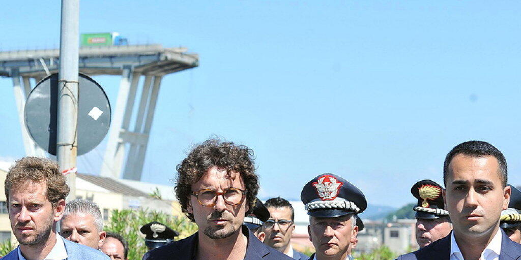 Vize-Ministerpräsident Luigi di Maio (r.) und Verkehrsminister Danilo Toninelli (Mitte) am Mittwoch am Ort der Katastrophe.