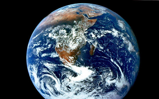 Eine gute Mischung aus Ozeanen und Landmasse: Dass die Erde kein Ozeanplanet geworden ist, verdanken wir einem sterbenden Stern.
